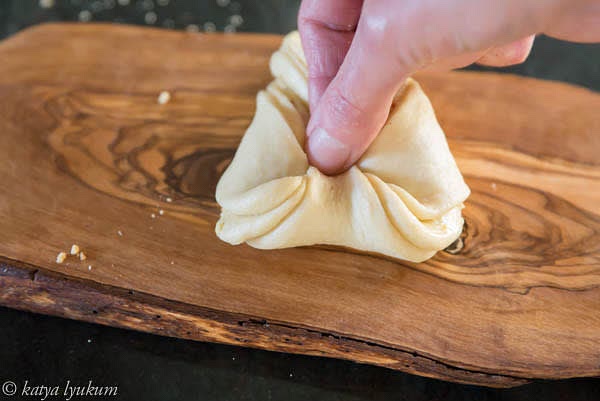 Shape a bun as shown in the pictures.