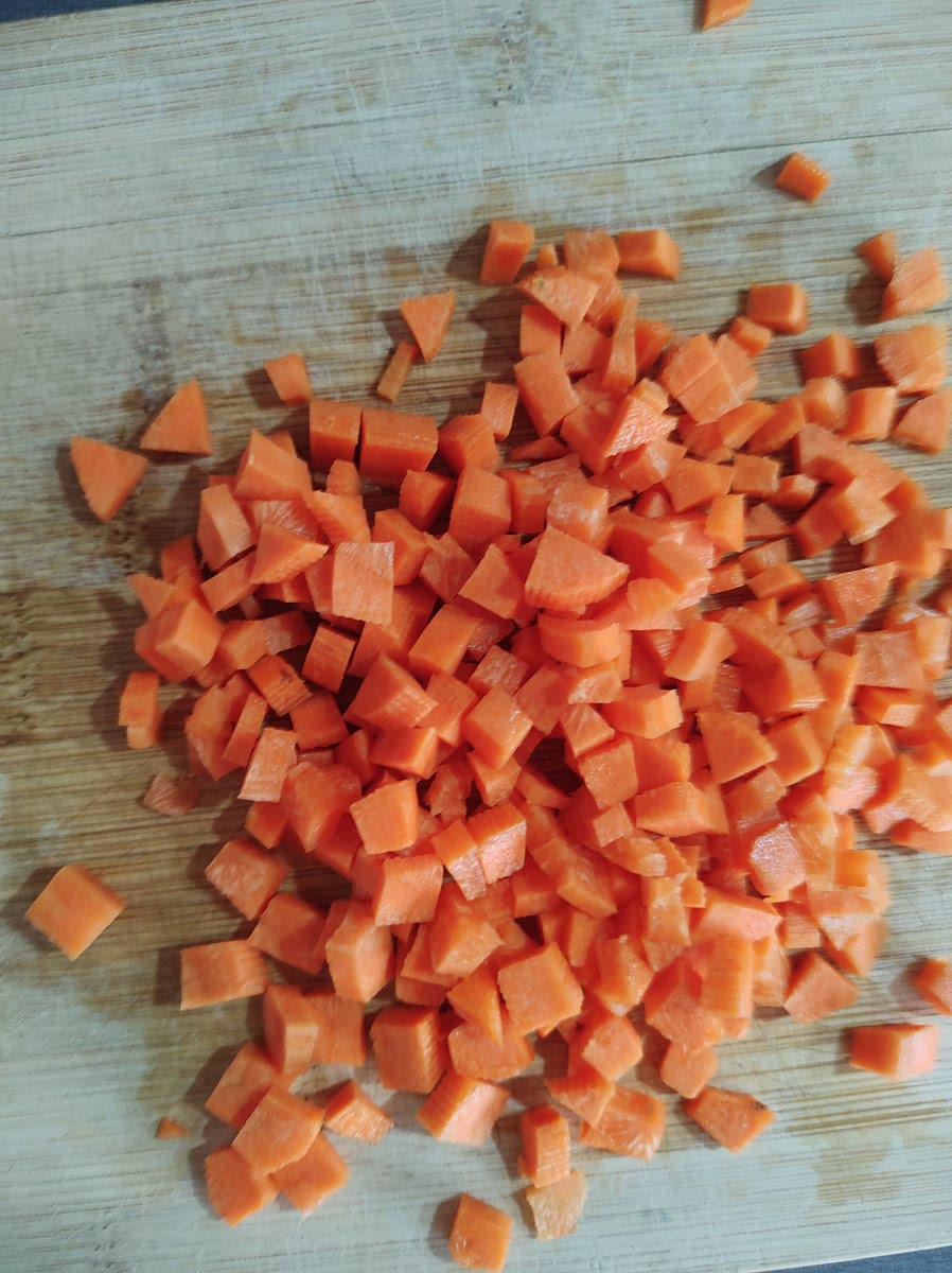 Hacher (au mixeur) les légumes et la viande.