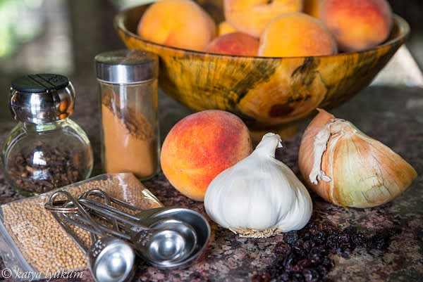 Blanch and peel peaches. Dice peaches and onions. Slice garlic.