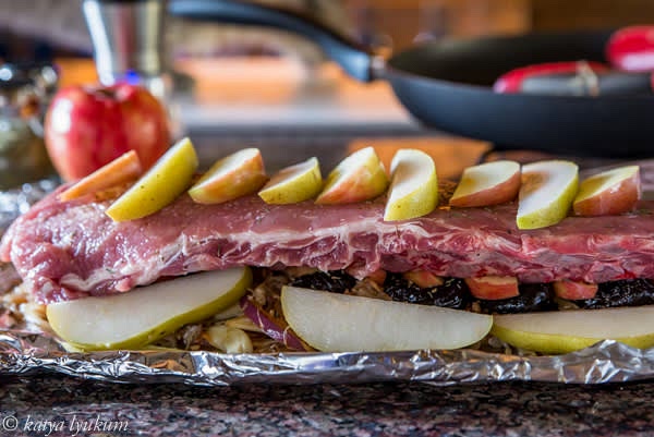 Season the ribs and place more apple slices on top.