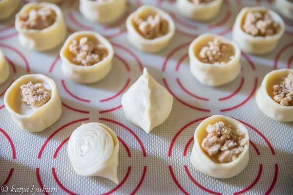 Put one teaspoon of filling inside and pinch the edges of the pocket tightly.