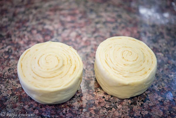 Refrigerate the roll for 10-15 minutes and cut across to make two equal portions 1" H. Use a very sharp knife to avoid damaging the shape.