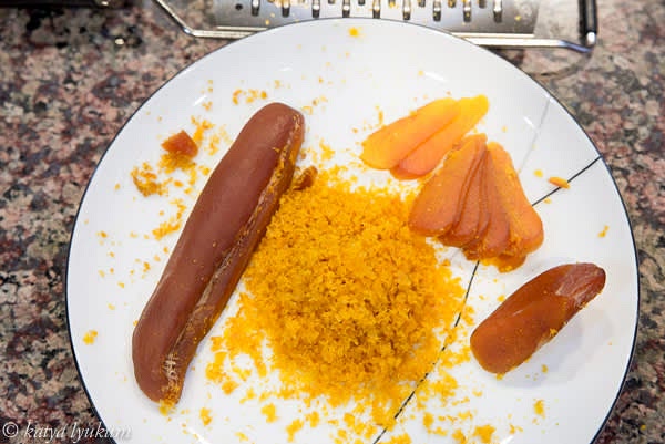 Take bottarga from the fridge and remove the bee wax following the instructions on the packaging. Slice a few thin slices for garnish, and grate the rest.