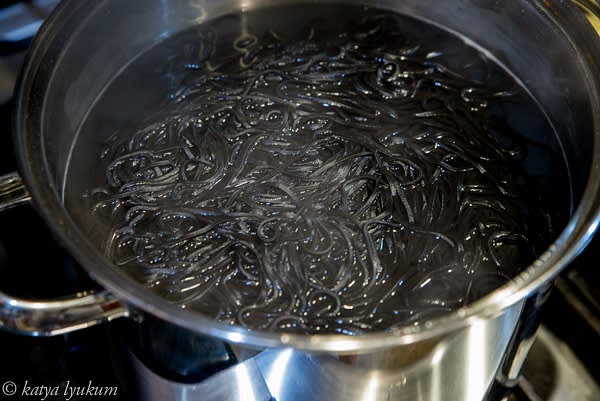 Generously salt the boiling water, and add pasta. Cook for 1-2 minutes and strain the pasta. Transfer the pasta into the saucepan with the sauce.
