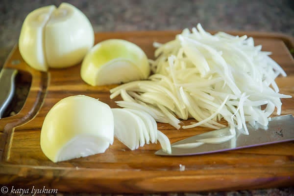 Peel and julienne onions.