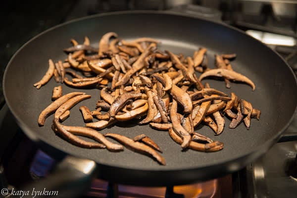 Place a frying pan on high heat, add 1 tbsp oil, and stir fry mushrooms. Season them while cooking. Place them in a large bowl.