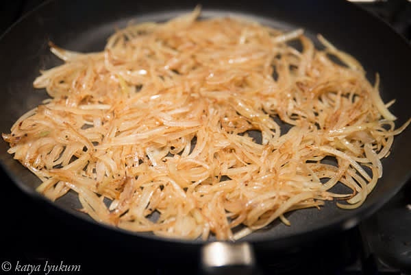 Repeat with onions. Add them to the bowl.