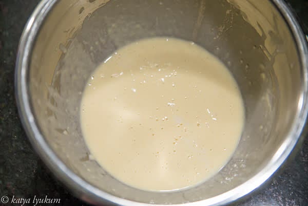 Combine all the ingredients for dough #1 with a whisk. Cover with plastic wrap and keep at room temperature for 45-60 minutes for initial fermentation.
