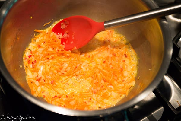 Add cream and simmer for 1 minute to extract carotene.