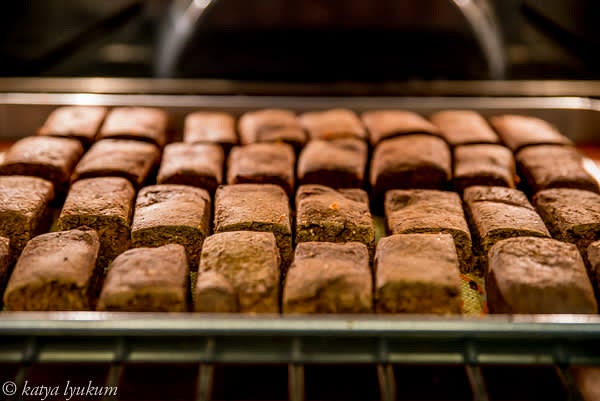 Reduce the heat down to 140C/284F and bake for another 1.5 hours.