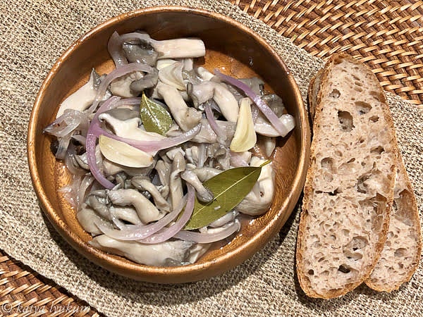 Serve quickly marinated oyster mushrooms hot, warm, or cold. They are suitable as a side dish with hot boiled potatoes or as an appetizer.