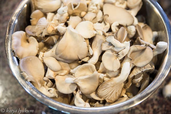 Prepare mushrooms. Separate clusters to individual mushrooms and slice large ones vertically to make them more or less uniformly sized.