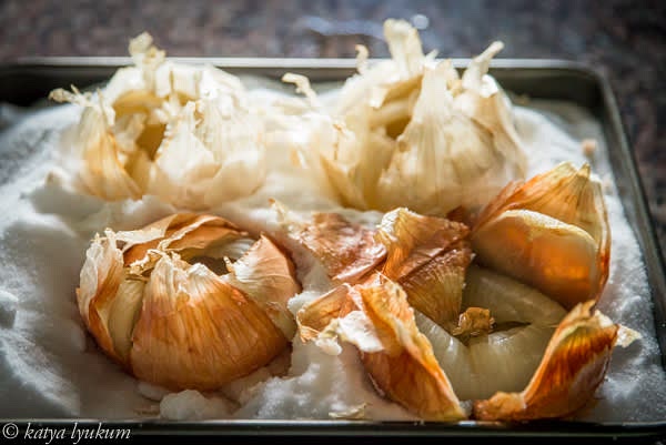 Bake in a hot oven for about 1.5 hours, turn off the heat, and leave in the closed oven for 12 hours or longer until onions and salt cool down to room temperature.
