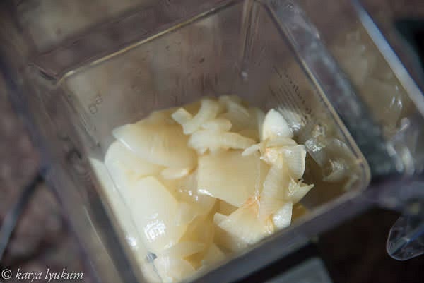 Using a spoon, scoop onion center out of the skin and 2-3 outer layers of each cooked onion, cut off dry tops, and place the rest in a blender jar. Puree till smooth and measure with cups.