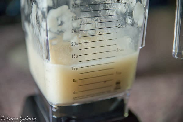 Add 1-1.5 oz pistachio kernels per 1 cup of onion puree (more nuts, thicker puree). Season the mixture with salt and black pepper. Blend until smooth. Adjust the taste.