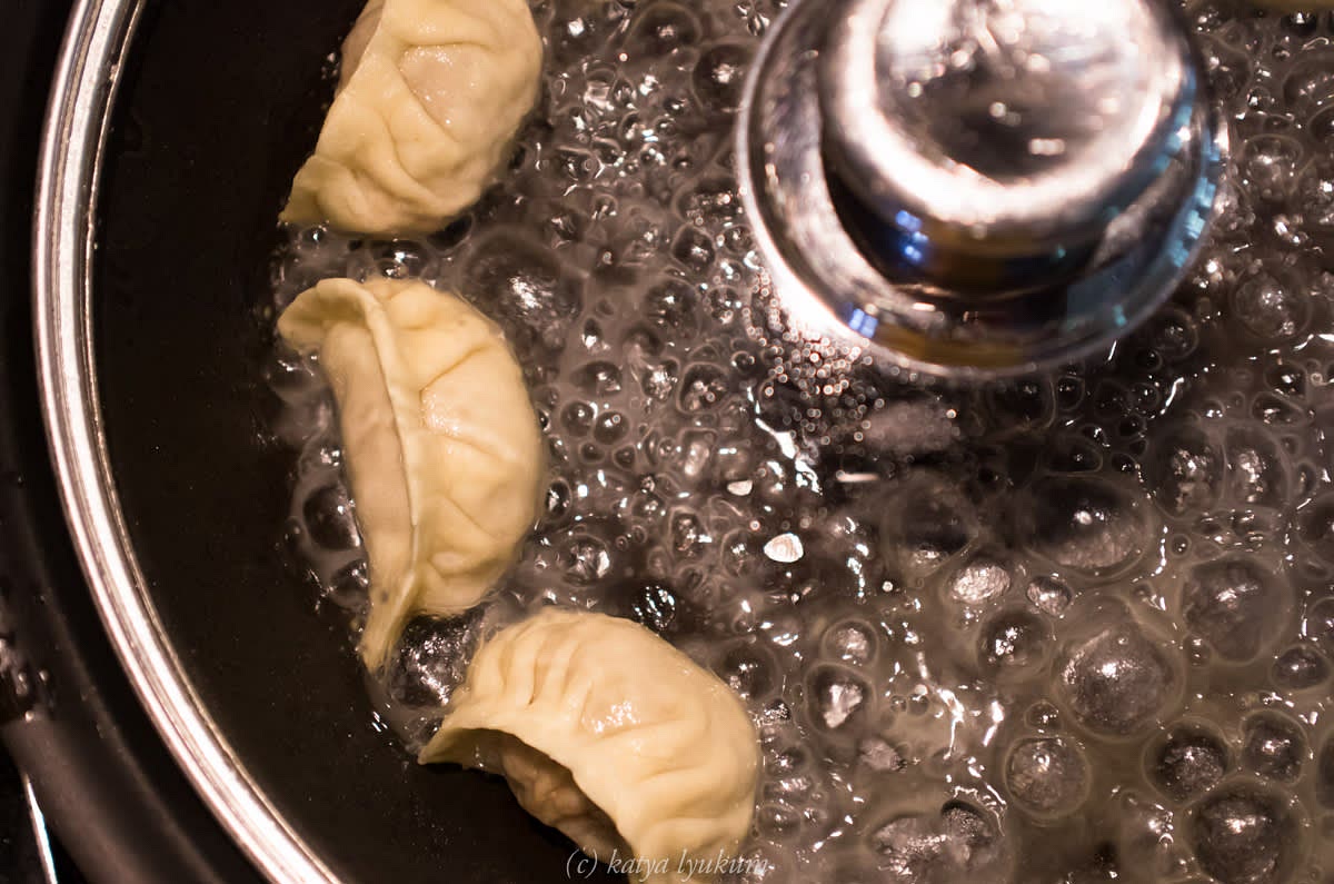Preheat 9" skillet with oil until smoking on high heat. Arrange 6 frozen potstickers. Stir starchy suspension and add to the skillet, immediately covering it with the lid. Let potstickers steam for 3 minutes on high heat.