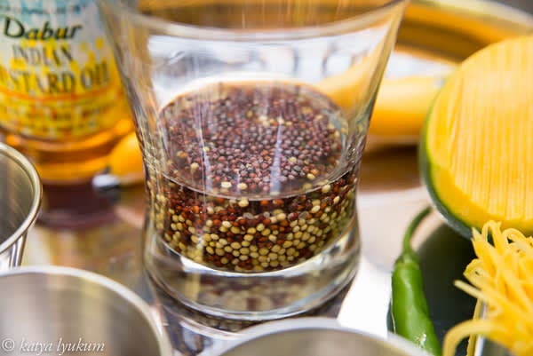 Soak mustard seeds in cold water for 20-25 minutes.
