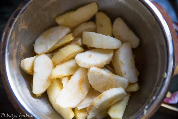 Wash, peel, quarter, and remove the core of apples. Drizzle the slices with lemon juice and sprinkle with sugar and cinnamon in a large bowl.