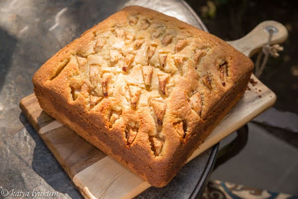 Bake for 15 minutes, reduce the temperature to 350F and bake for 30 minutes more. Turn off the heat and keep inside the oven for another 15 minutes. Open the oven door and let the cake cool down inside the warm oven for another hour. If your baking pan doesn't have a removable bottom, take it out only when it is at room temperature.