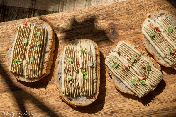 In case of serving it piped on slices of bread, play with different toppings — fresh thyme, crushed pink peppercorns, gourmet finishing salts are among the most popular.