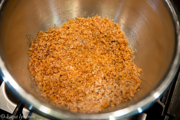 In a pan, melt 40g of clarified butter on medium heat and toast breadcrumbs, constantly stirring, until golden. In a bowl, combine them with sugar and cinnamon.