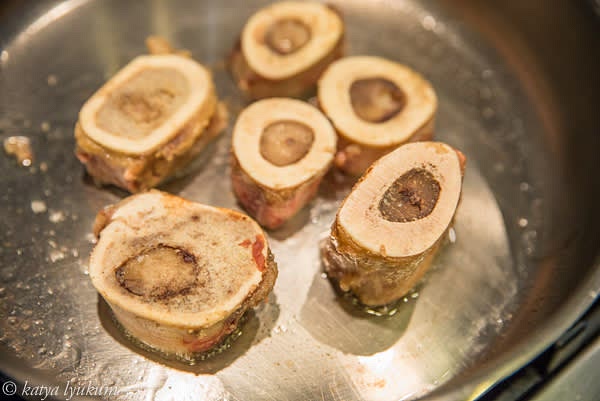 Arrange marrow bones on the bottom of the cold saute pan and place it on low-medium heat to slowly render fat. It'll take 25-30 minutes. Turm bones upside down after the first 15 minutes.