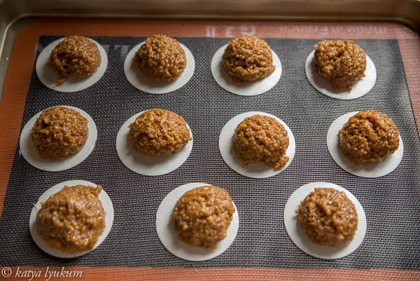 Preheat oven 325F, convection mode. Line baking sheet with a silicone mat to prevent cookies from sliding. Arrange rice wafer rounds and scoop a portion of dough on each one. Use scoop #30 (30ml/1oz) for portioning.