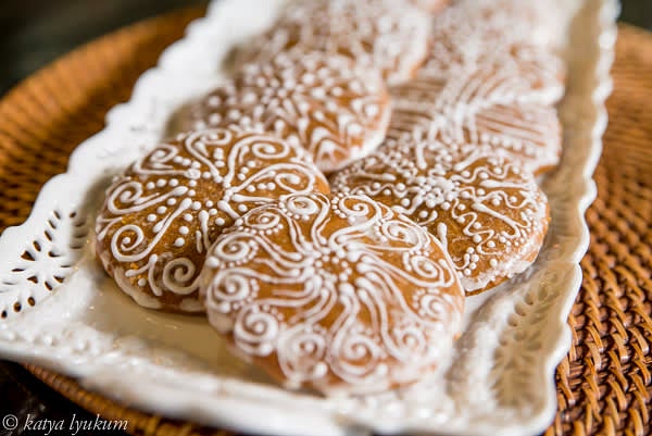 Transfer baked cookies to a cooling rack placed on a baking sheet (to collect dripping glaze) and apply the glaze with a pastry brush. Let the glaze dry for about 24 hours at room temperature.