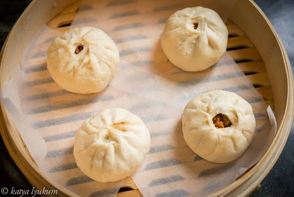 Line steaming baskets with parchment paper sprayed with vegetable oil and arrange buns giving them enough space to double during the cooking. Cover and let rest for 15-20 minutes at room temperature. Meanwhile, start boiling water in the wok.