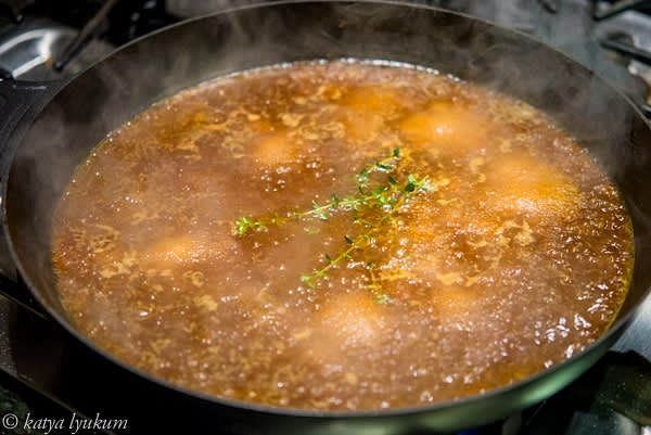 Add a few sprigs of fresh thyme to flavor the sauce. (optional)