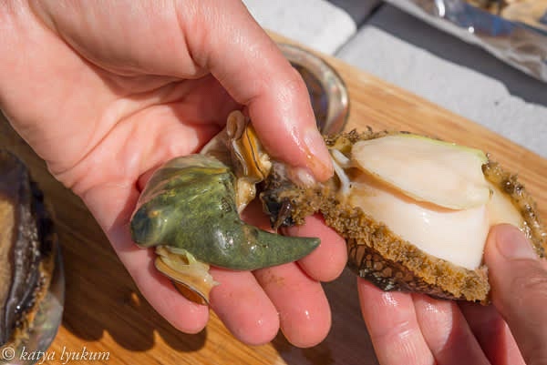 Remove the innards. The green part is the abalone's liver. It's delicious. Collect all the abalone livers and grill them separately, seasoned and enclosed in foil.