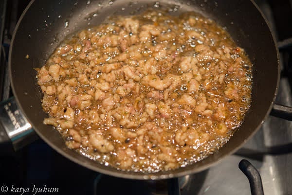 Heat 2 tsp of oil in a small skillet over medium heat. Saute garlic-cilantro-pepper paste for a few seconds, stirring, until sweet fragrance. Add chicken and stir-fry it for a minute, breaking clumps, until white. Season with fish sauce and sugar and continue cooking until caramelized, for about 1-2 minutes. Transfer into a small bowl and let cool to room temperature.