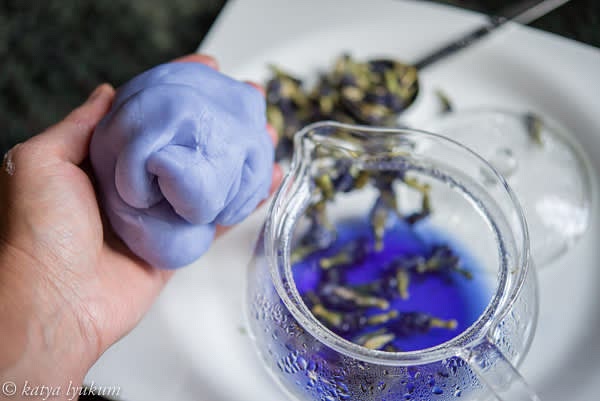 In a bowl, mix all wheat starch and 15g of tapioca starch with a whisk. Stir the blue teat and strain, lightly squeezing the flowers in a strainer. Measure 155ml of blue water into a teacup and bring it to boiling in a microwave. Immediately pour it all at once into the bowl with starches and combine into a paste using chopsticks. Cover the bowl with plastic wrap and let it rest for 5 minutes at room temperature. Add the rest of the tapioca starch and knead the dough until all is well combined and soft. Add oil and knead until the blue dough is smooth, soft, and pliable.