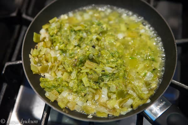 Add green harissa, cook it stirring for a few minutes until hot. Add 1/2-1 cup of hot water, stir, season to taste.