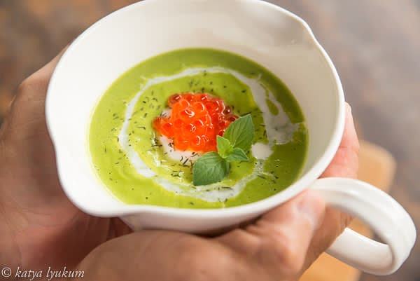 Return the soup to the pot and bring it back to simmer to remove bubbles. Meanwhile, wash and finely chop fresh dill, wash and slice scallions. Warm soup bowls. In each bowl, pour a portion of hot soup, drop a dollop of cold sour cream in the center and top it with salmon roe.