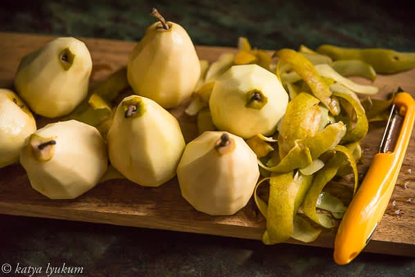 Rinse, dry, and peel pears. If you want poached pears to look attractive, they need to be peeled slowly, carefully, thinly, from stem to calyx.