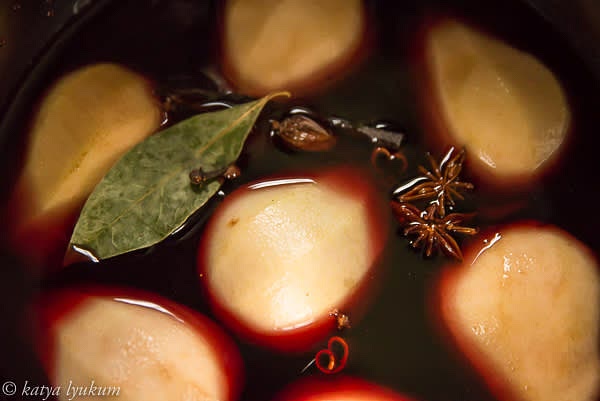 Fill the Instant Pot insert with wine, add sugar and spices, arrange peeled pears.