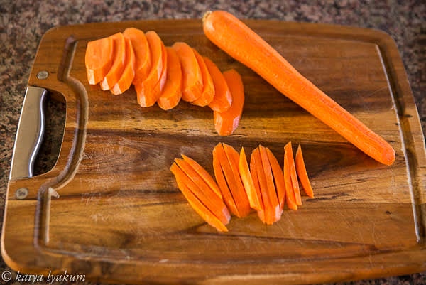 Peel carrots and cut carrots to matchsticks.