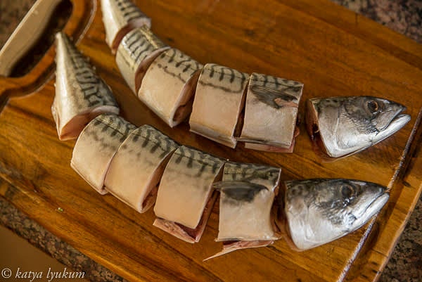 Prepare mackerel. Clean and cut it into portions.