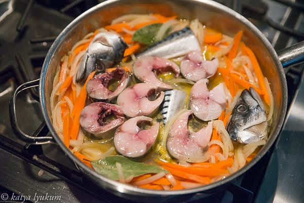 Add 2 cups of cold water and season. Arrange slices of mackerel fillet on top of (or mackerel steaks dipped into) the vegetable layer. Lower the heat to min. Cover with a lid and slowly cook for 15 minutes.