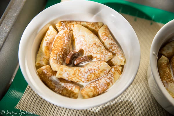 Add hot cream and drizzle with honey. I added 2 pieces of chocolate to melt in the center. Cover ramekins with foil and bake for 1 hour.