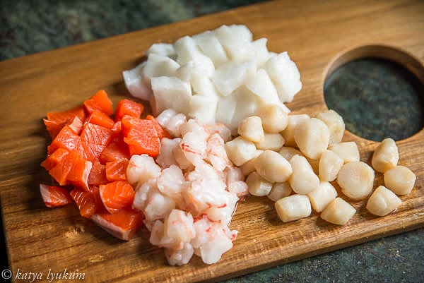 Dice seafood into bite-size pieces.