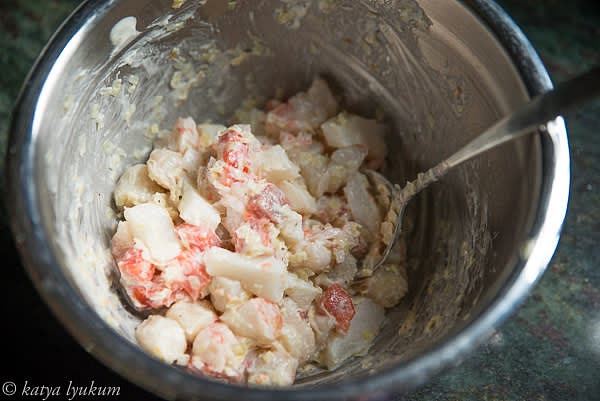 In a bowl, combine assorted seafood with Bechamel and seasoning.