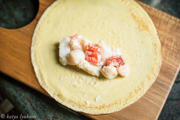 Grease ramekins. Place 1/4 of stuffing in the center of a crespelle and fold the sides.
