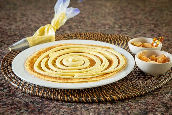 Pipe a layer of creme brulee, as shown in the picture.