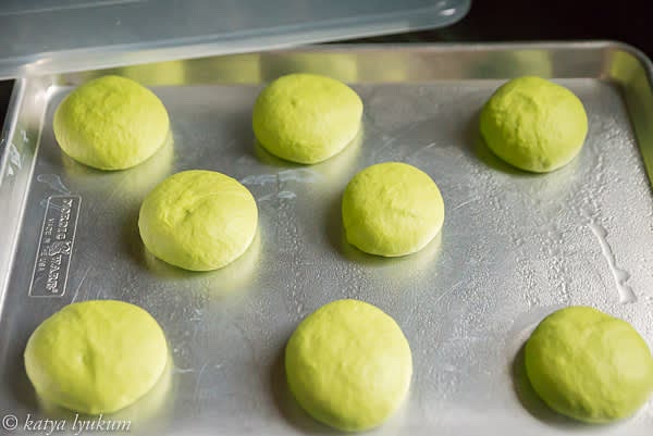 Divide the dough into ten portions, 100g each. Roll each piece to shape it into a ball.