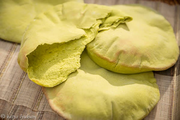 Pita bread is the best freshly baked for up to 3 hours. To store what is not consumed, use plastic wrap and foil and refrigerate for a week or freeze for two months.