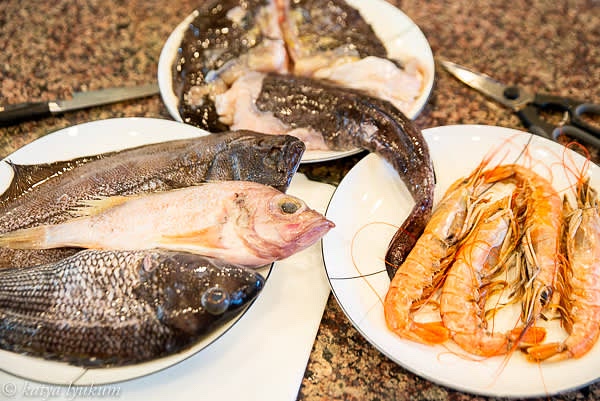 Prep the seafood. Refrigerate fish fillets, crustation tails, and mollusks for later. Break seafood heads, carcasses, shells, etc., into smaller pieces and have them ready.