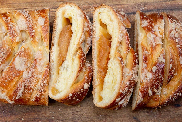 Bake for 30 minutes, until golden brown. Let the pies cool and enjoy it! They are good hot, warm, or room temperature. You can store the apple brioche wrapped with plastic cling for up to 3 days.