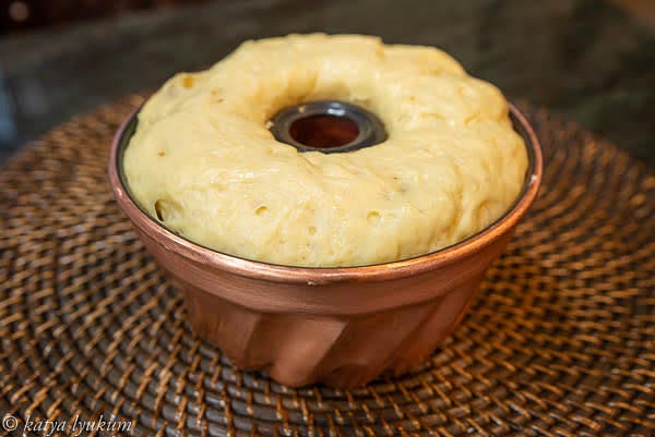 Let the dough rise again until it fills the mold to the top and a little higher.